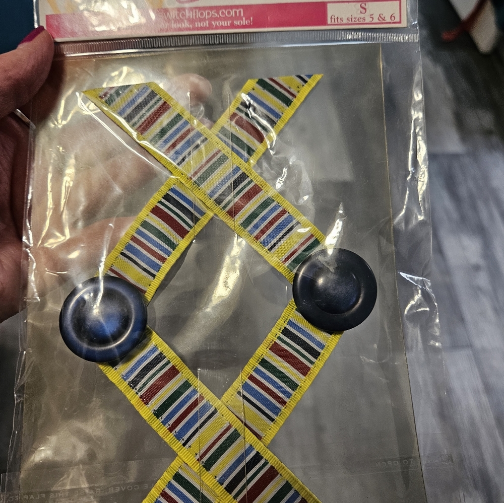 Switch Flops Intrchngbl straps, Sz.S (5-6), blue, yellow and red w/button detail